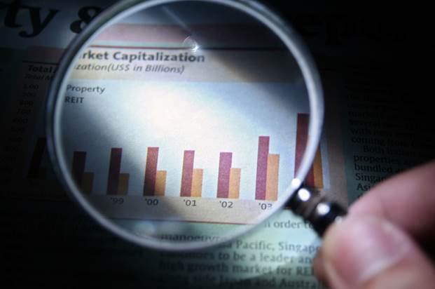 Gambar a magnifying glass focusing on dense text/numbers